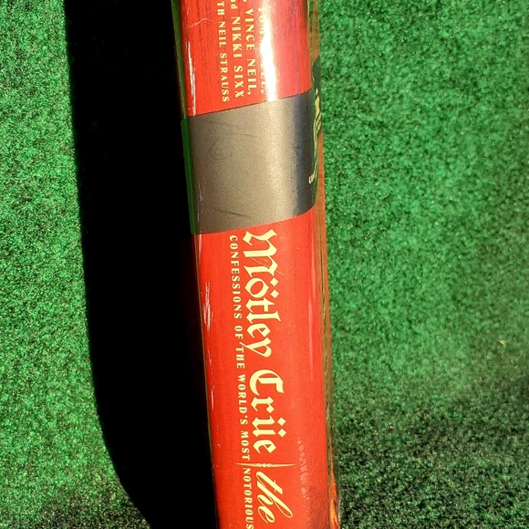 Motley Crue The Dirt : Confessions of the World's Most Notorious Rock Band Book - Picture 14 of 16